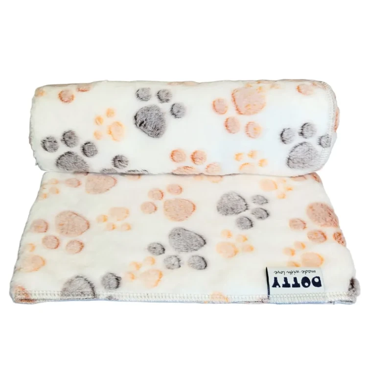 Miękki polarowy kocyk dla psa lub kota - DOTTY - kremowy - wzór w łapki