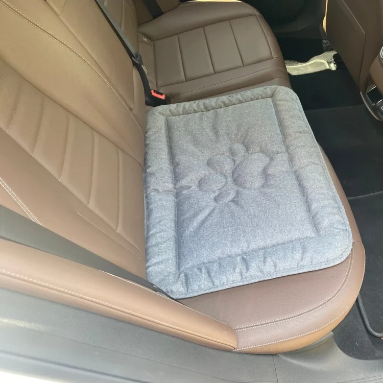 Mata dla psa DOTTY - szara - wzór łapka