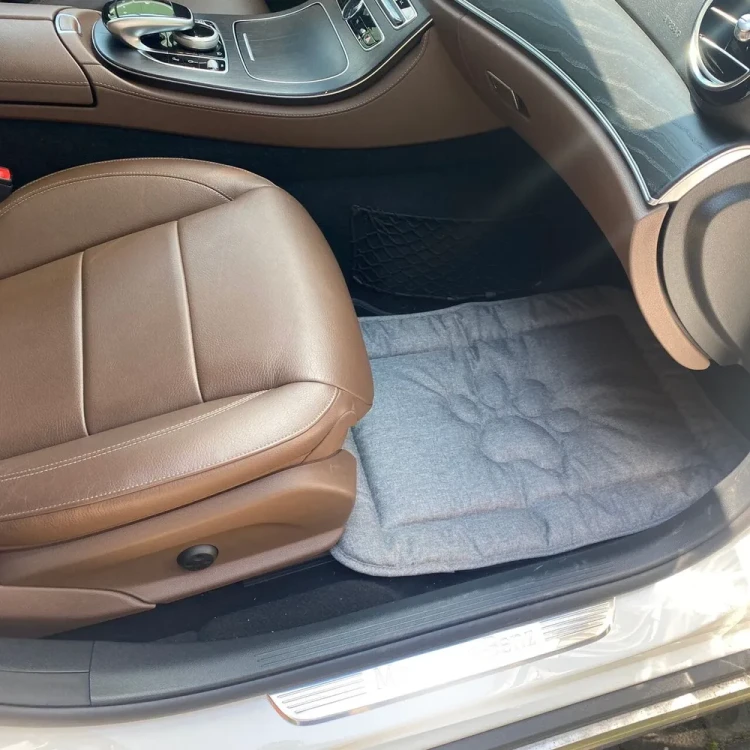 Mata dla psa DOTTY - szara - wzór łapka