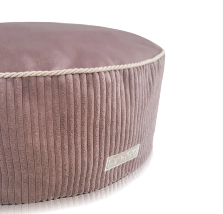 Różowa pufa dla psa lub kota ze sztruksem i ozdobnym sznurem.webp