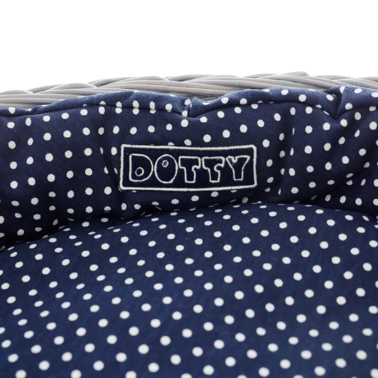 Legowisko w koszyku wiklinowym malowanym na kolor szary, bawełniane legowisko granatowe w białe groszki