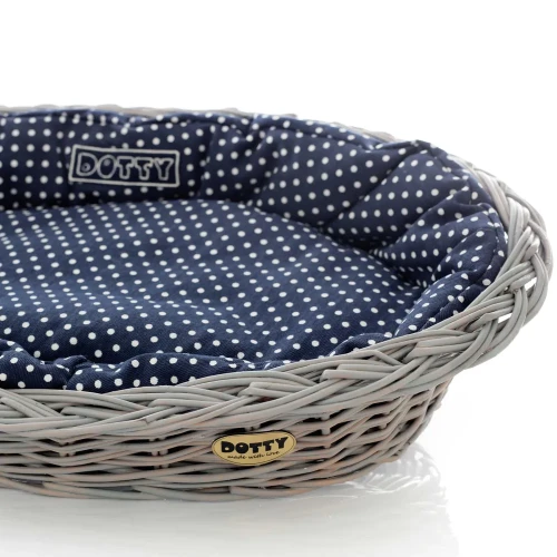 Legowisko w koszyku wiklinowym malowanym na kolor szary, bawełniane legowisko granatowe w białe groszki