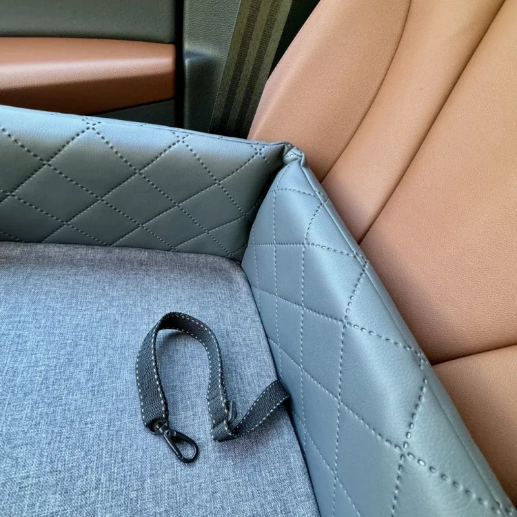 Poduszka do fotelika samochodowego obszytą kocykiem