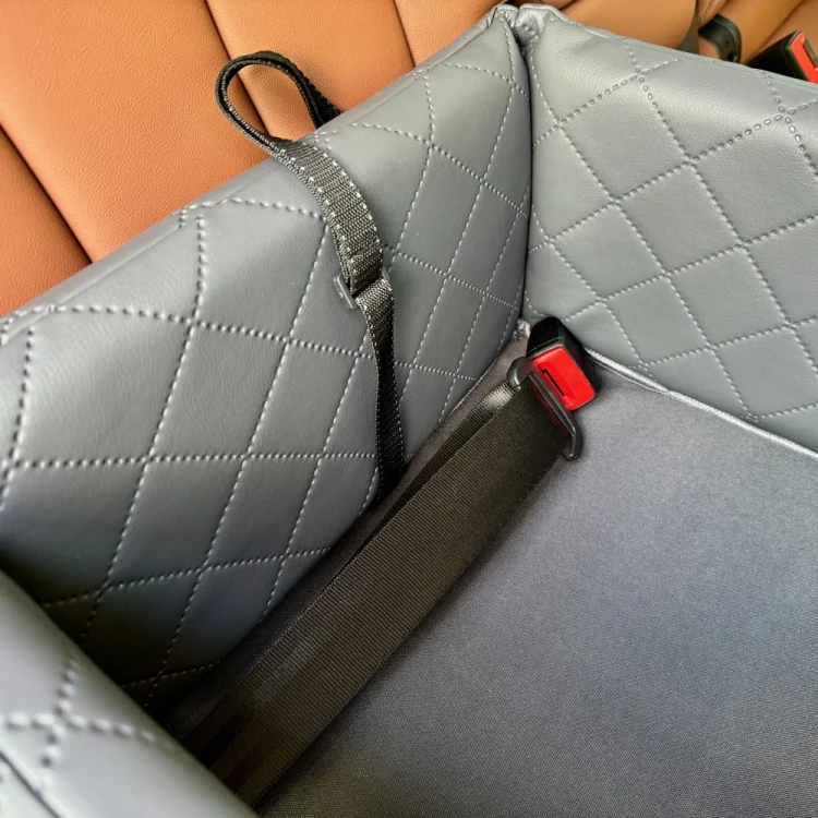 Poduszka do fotelika samochodowego obszytą kocykiem