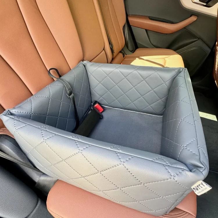 Poduszka do fotelika samochodowego obszytą kocykiem