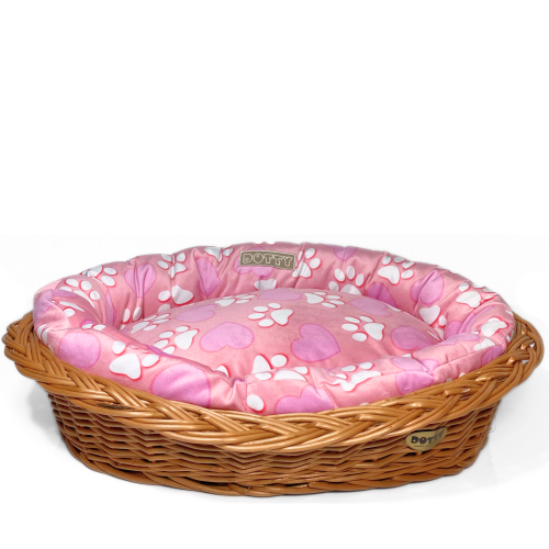 Różowe legowisko z wzorem serduszek i łapek  w koszyku wiklinowym