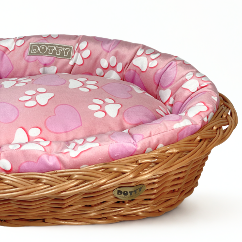 Różowe legowisko z wzorem serduszek i łapek  w koszyku wiklinowym