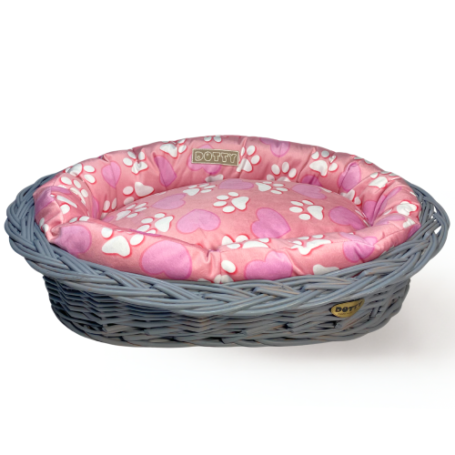 Różowe legowisko ze wzorem serduszek i łapek w koszu z wikliny