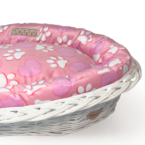 Różowe legowisko ze wzorem serduszek i łapek w koszu z wikliny