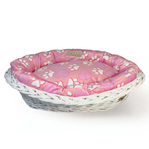 Różowe legowisko ze wzorem serduszek i łapek w koszu z wikliny