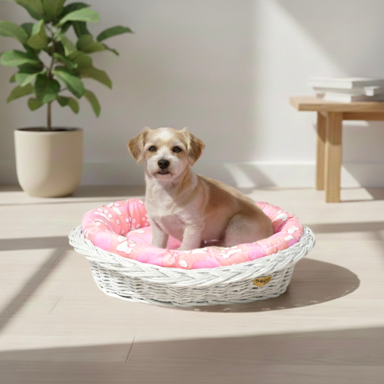 Różowe legowisko ze wzorem serduszek i łapek w koszu z wikliny