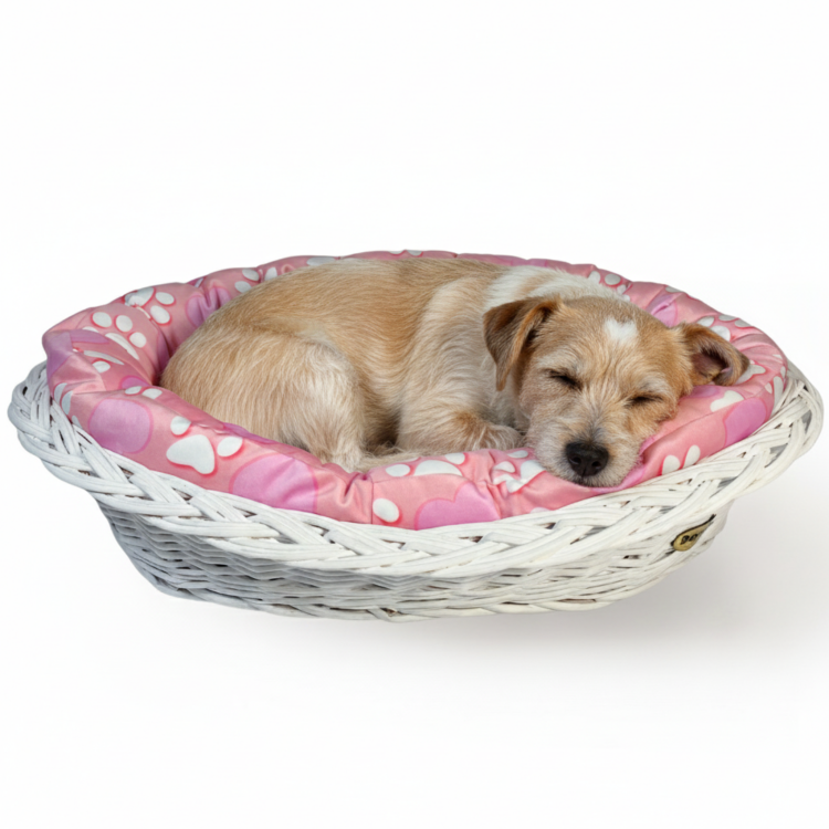 Różowe legowisko ze wzorem serduszek i łapek w koszu z wikliny