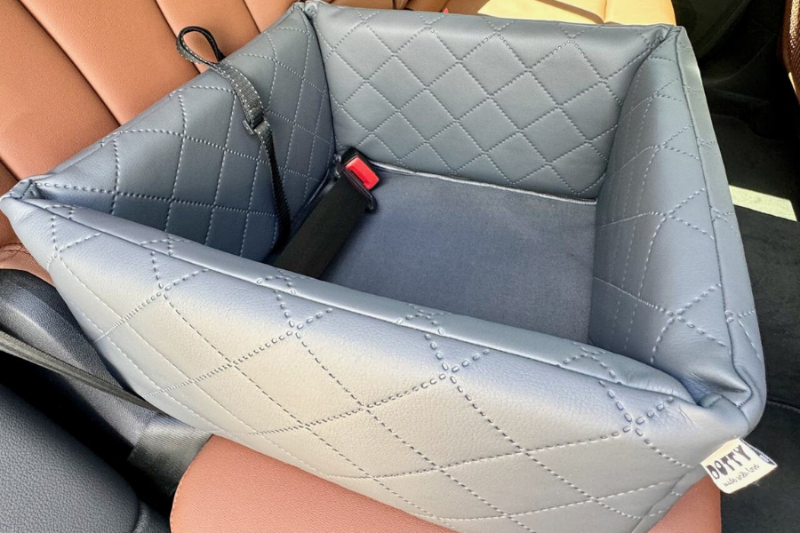 Fotelik samochodowy zapinany w pasy bezpieczeństwa